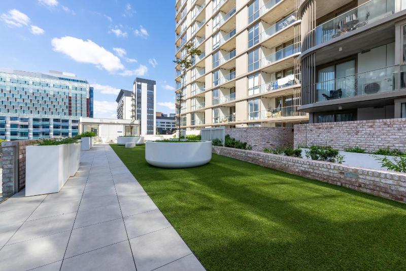 Chic Woden 1BR Near HospitalPool Gym n Parking - image 12