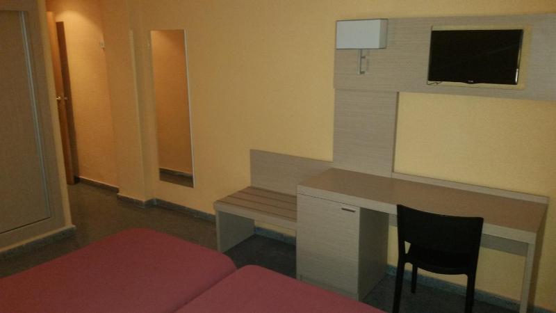 Twin Room (2 Adults + 1 Child) image 3
