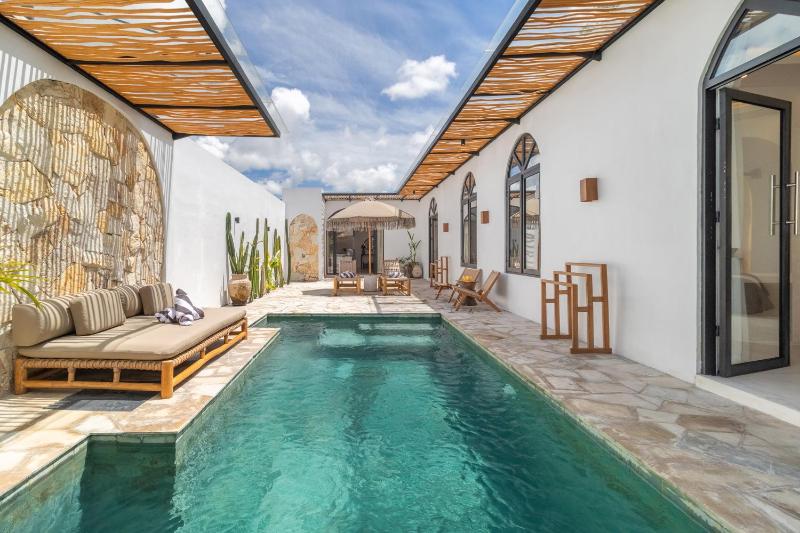 Modern 2BR Pool Villa in Peaceful Canggu - image 1