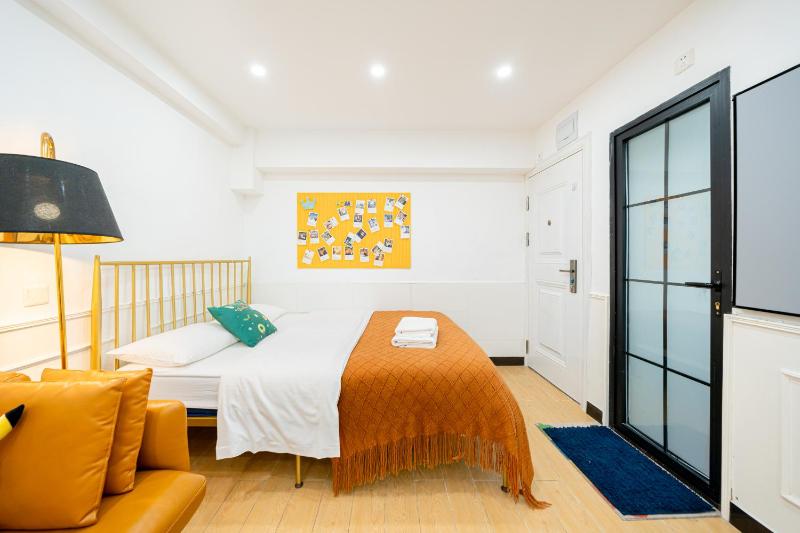 Shanghai Hills & Zinn Changle Road Homestay Near Line1 & Line12 South Shanxi Rd - image 15