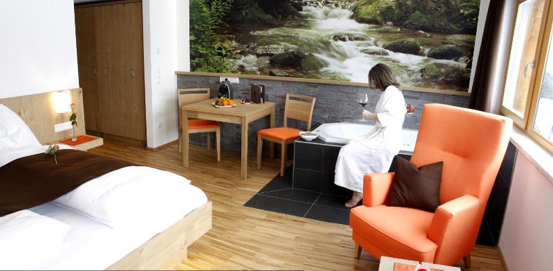 Deluxe Double Room with Bath image 4
