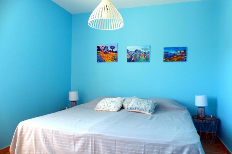 Spacious and bright house with swimming pool - image 17