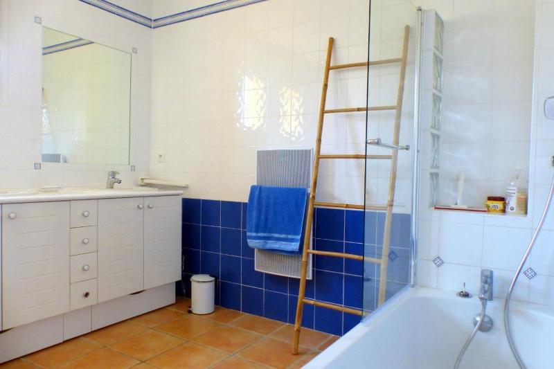 Spacious and bright house with swimming pool - image 23