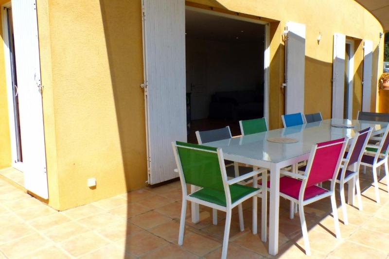 Spacious and bright house with swimming pool - image 8