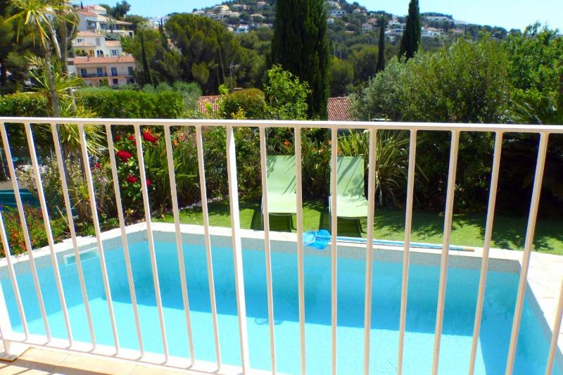 Spacious and bright house with swimming pool - image 11
