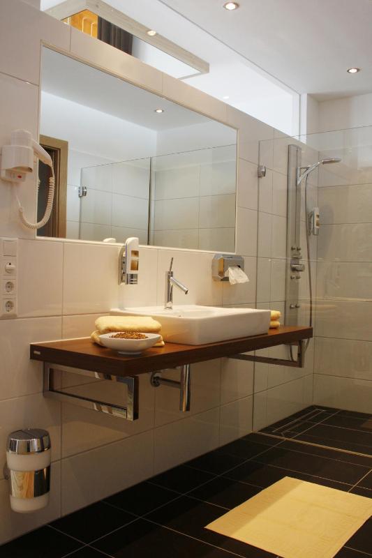 Deluxe Double Room with Shower image 3