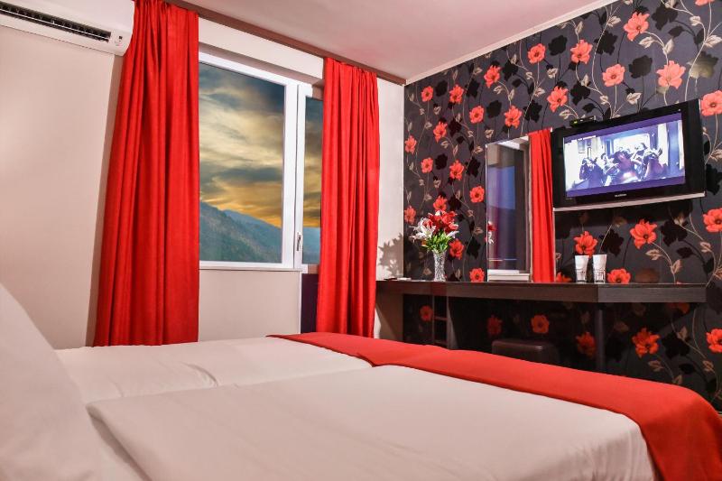 Double Room with Balcony image 3