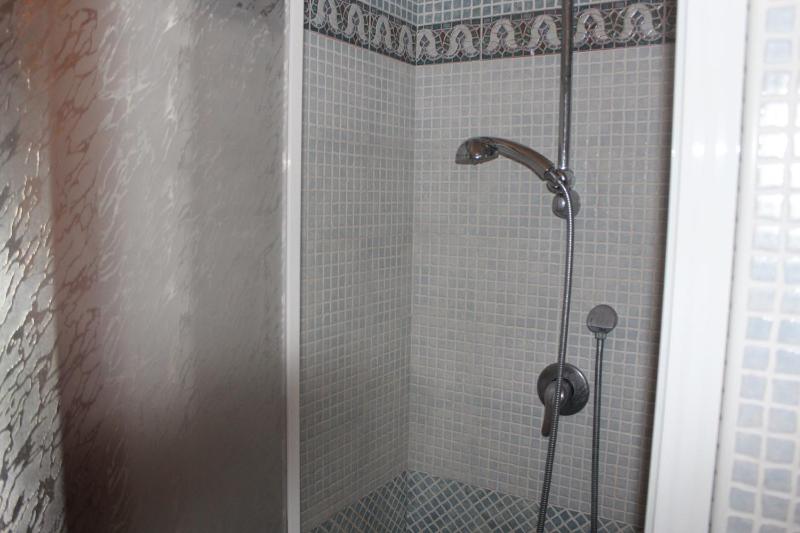 One-Bedroom Apartment (3 Adults) with Sea View image 2