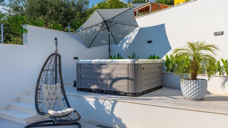 Luxury Villa Sun View with heated pool - image 8