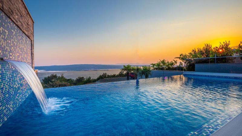 Luxury Villa Sun View with heated pool - image 1