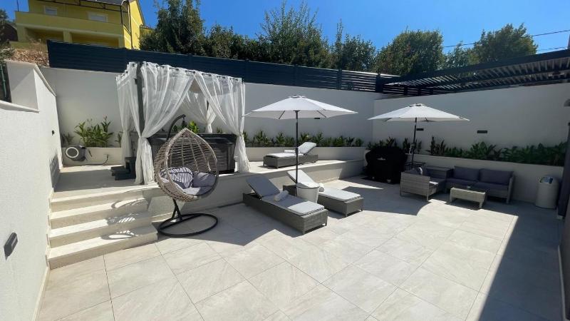 Luxury Villa Sun View with heated pool - image 4