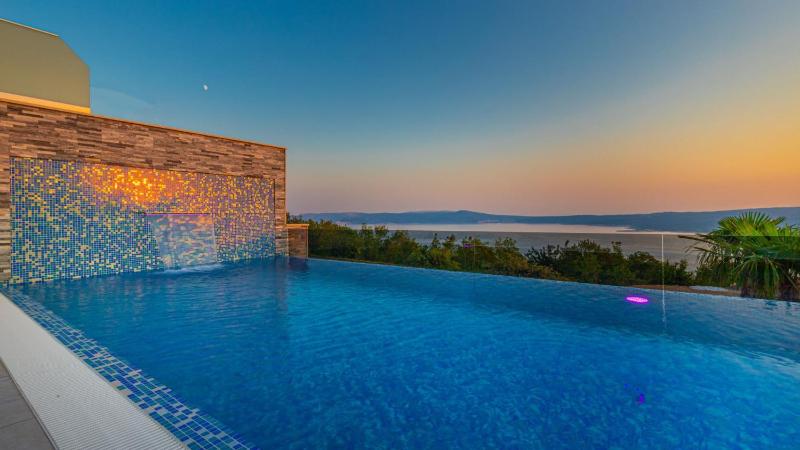 Luxury Villa Sun View with heated pool - image 25