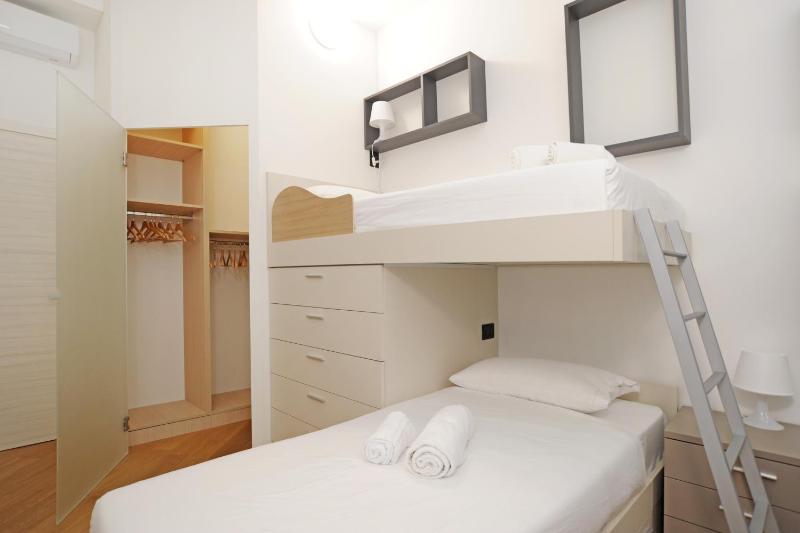 Spacious and cozy flat with two bathroom - image 9