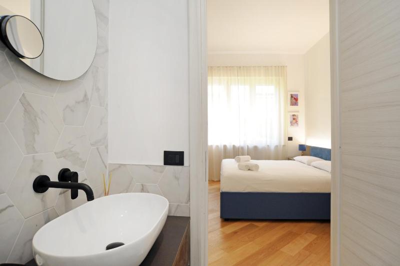 Spacious and cozy flat with two bathroom - image 12