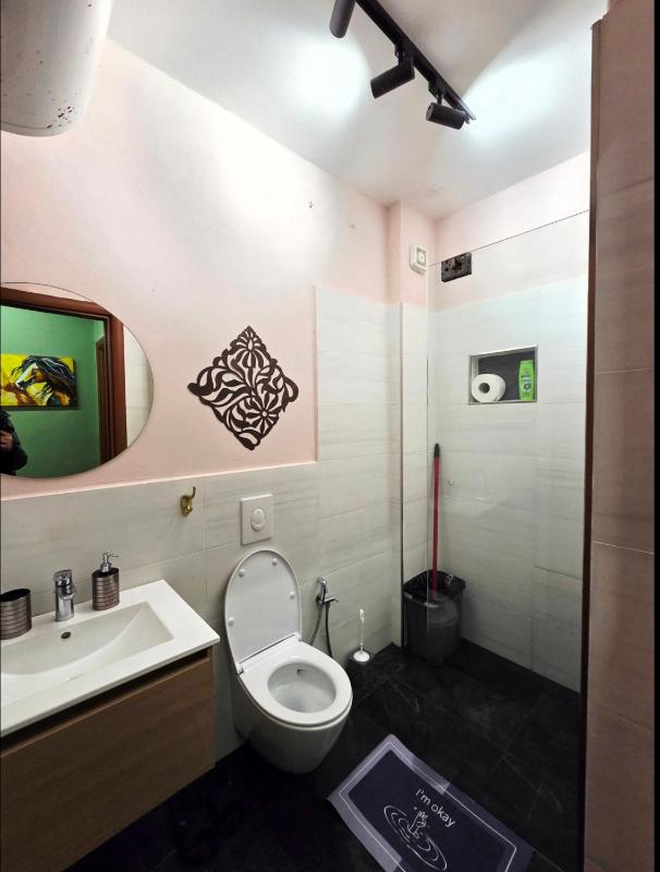 REO's Apartment - image 6