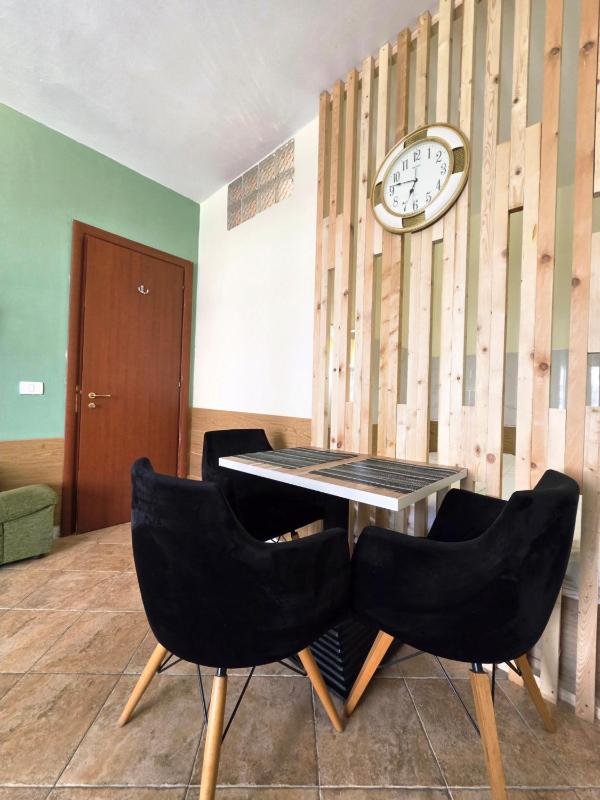 REO's Apartment - image 3