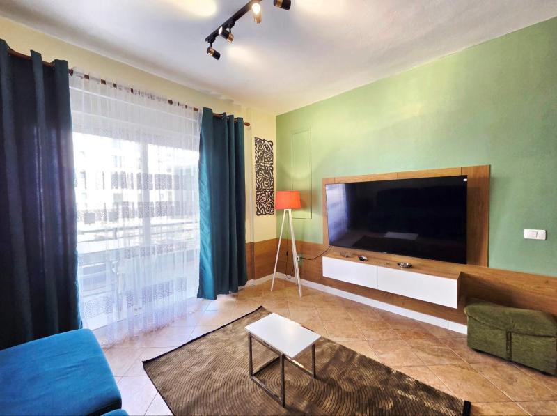 REO's Apartment - image 14
