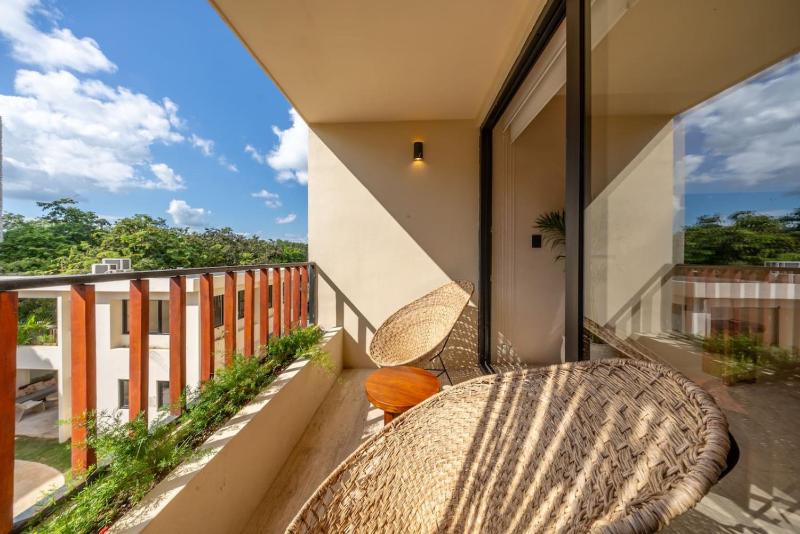 Peaceful Studio Retreat with Hot Tub and King Bed - image 10