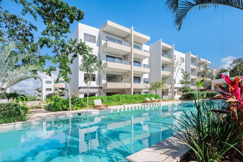 Spacious 3BR w Private Balcony Resort Amenities - image 1