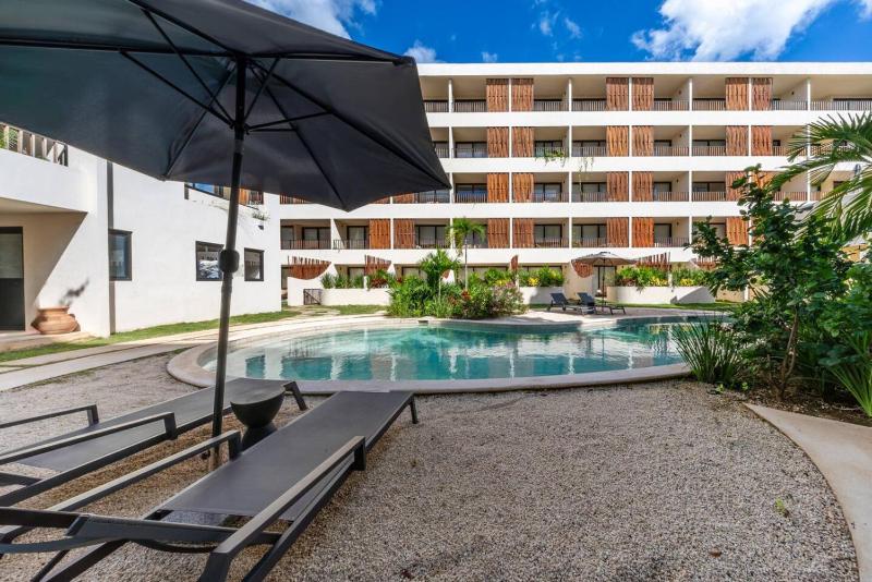 Modern 1BR w Private Jacuzzi Pool Balcony - image 5