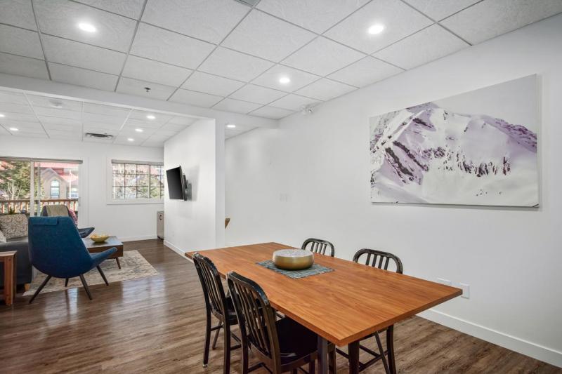 Spacious 1 Bed with Mountain Views only steps from Downtown - image 10
