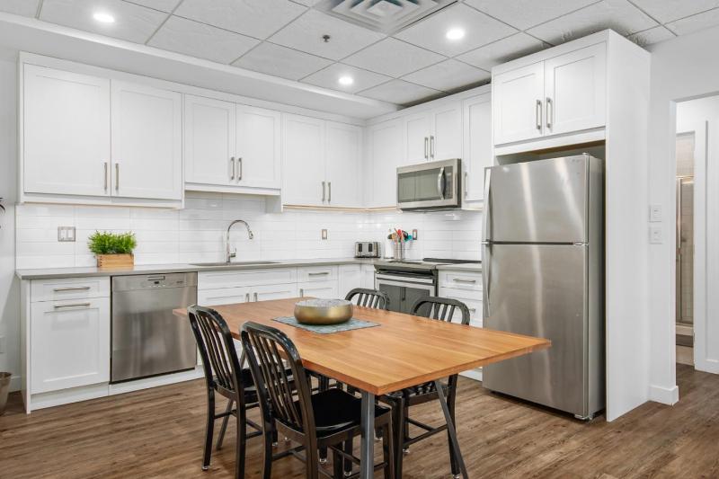 Spacious 1 Bed with Mountain Views only steps from Downtown - image 23
