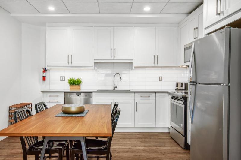 Spacious 1 Bed with Mountain Views only steps from Downtown - image 16