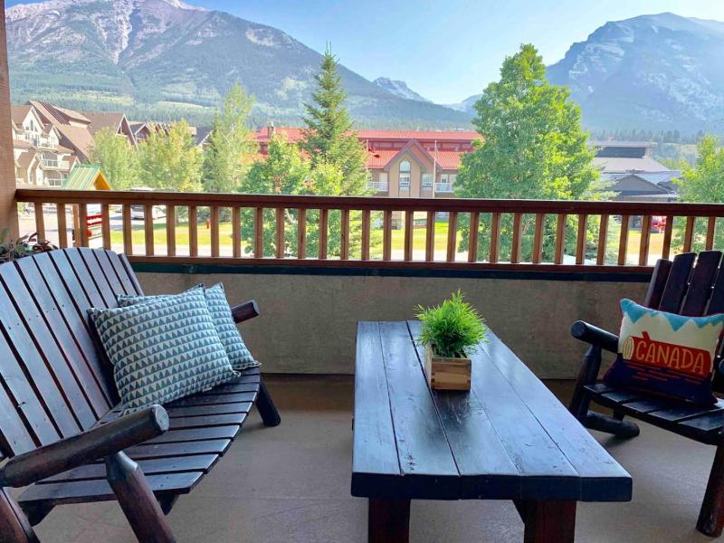 Spacious 1 Bed with Mountain Views only steps from Downtown - image 5