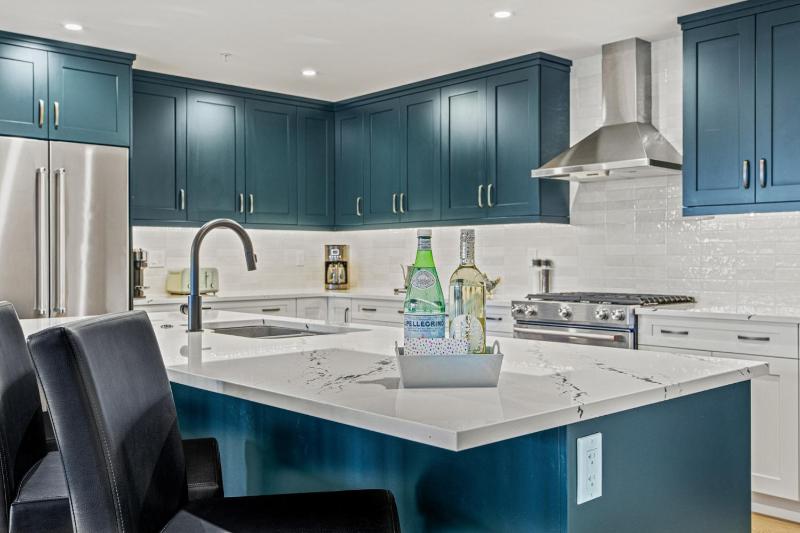Beautiful 3BR Mountain Views Sleeps 12 Steps from Downtown - image 41