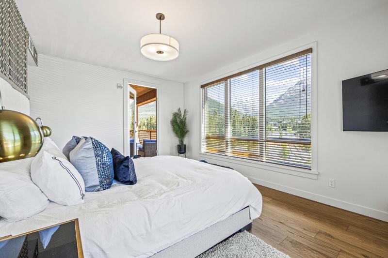 Beautiful 3BR Mountain Views Sleeps 12 Steps from Downtown - image 16