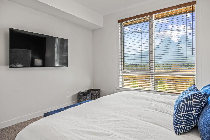 Beautiful 3BR Mountain Views Sleeps 12 Steps from Downtown - image 46