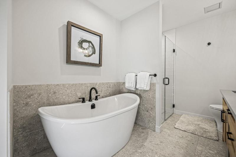Beautiful 3BR Mountain Views Sleeps 12 Steps from Downtown - image 22