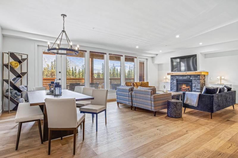 Beautiful 3BR Mountain Views Sleeps 12 Steps from Downtown - image 12