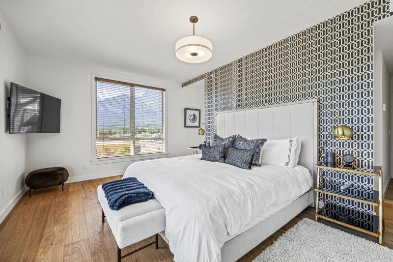Beautiful 3BR Mountain Views Sleeps 12 Steps from Downtown - image 20
