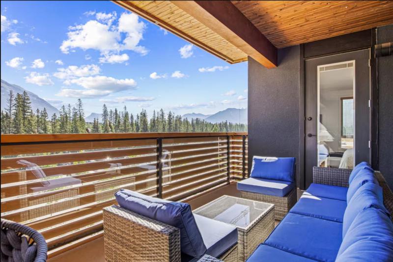 Beautiful 3BR Mountain Views Sleeps 12 Steps from Downtown - image 19