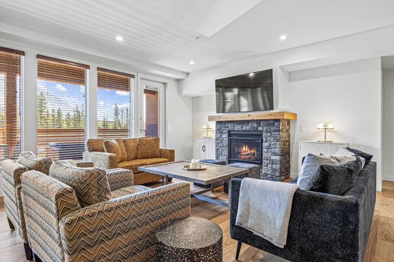 Beautiful 3BR Mountain Views Sleeps 12 Steps from Downtown - image 14