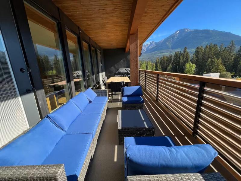 Beautiful 3BR Mountain Views Sleeps 12 Steps from Downtown - image 36