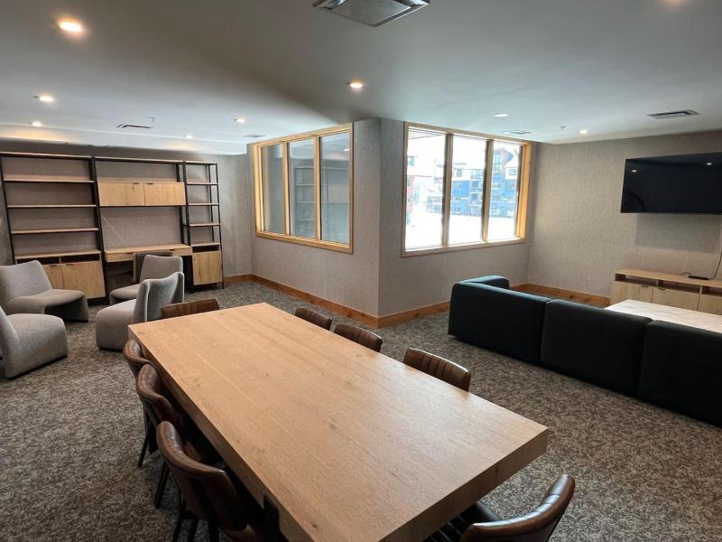 Beautiful 3BR Mountain Views Sleeps 12 Steps from Downtown - image 11