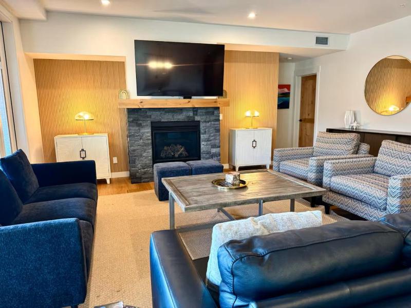 Beautiful 3BR Mountain Views Sleeps 12 Steps from Downtown - image 27