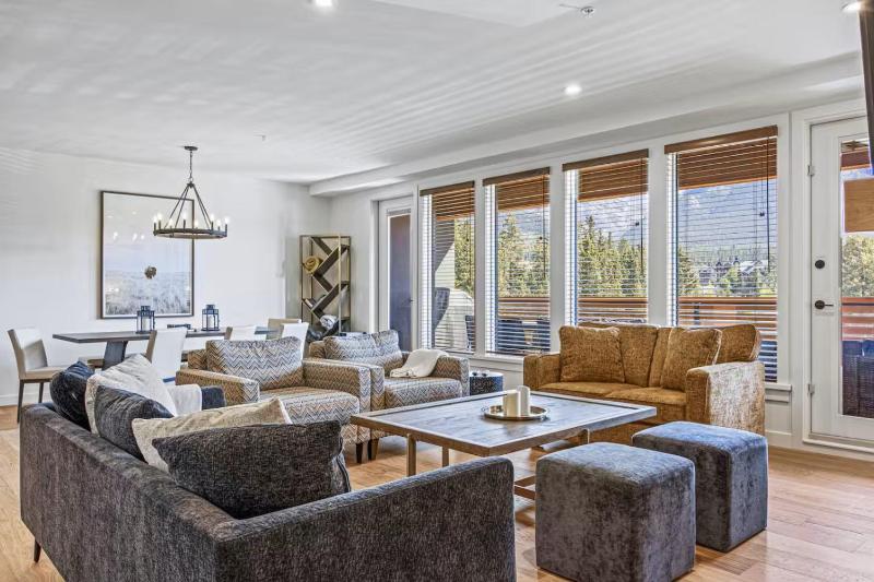 Beautiful 3BR Mountain Views Sleeps 12 Steps from Downtown - image 2