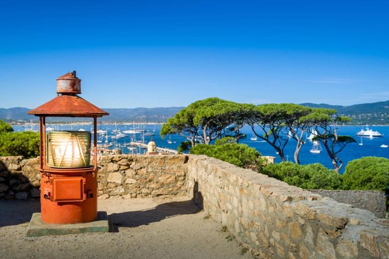 Luxury Apartment In A Residence In Saint Tropez - image 14