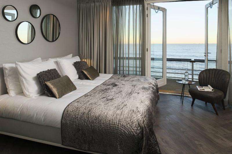 Deluxe Suite with Sea View with Balcony image 1