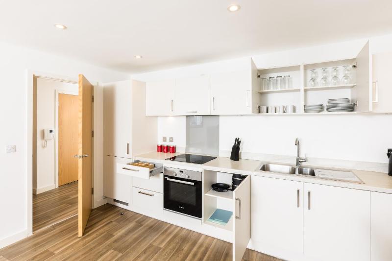 The Lincoln Tribe by Prime Stays - 3 Bedroom Residence with Gated Parking & Garden - image 7