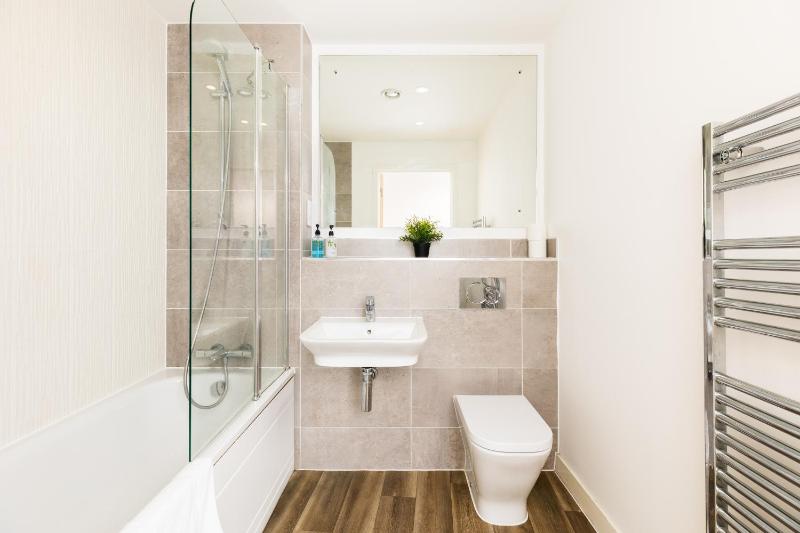 The Lincoln Tribe by Prime Stays - 3 Bedroom Residence with Gated Parking & Garden - image 6