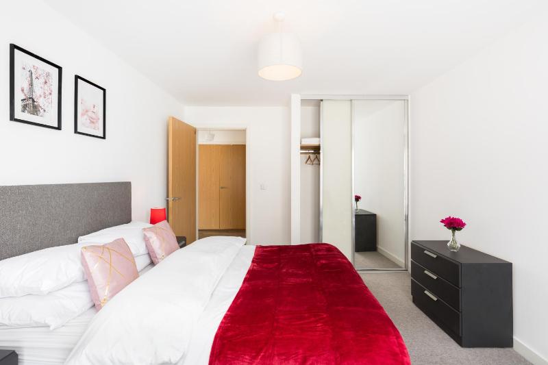 The Lincoln Tribe by Prime Stays - 3 Bedroom Residence with Gated Parking & Garden - image 12