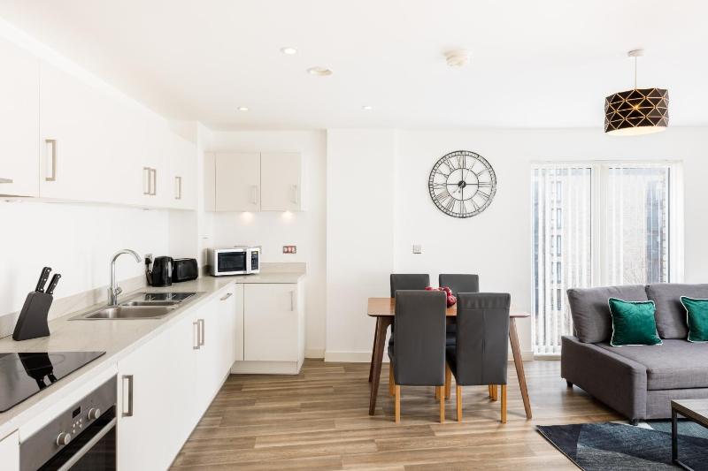 The Lincoln Tribe by Prime Stays - 3 Bedroom Residence with Gated Parking & Garden - image 14