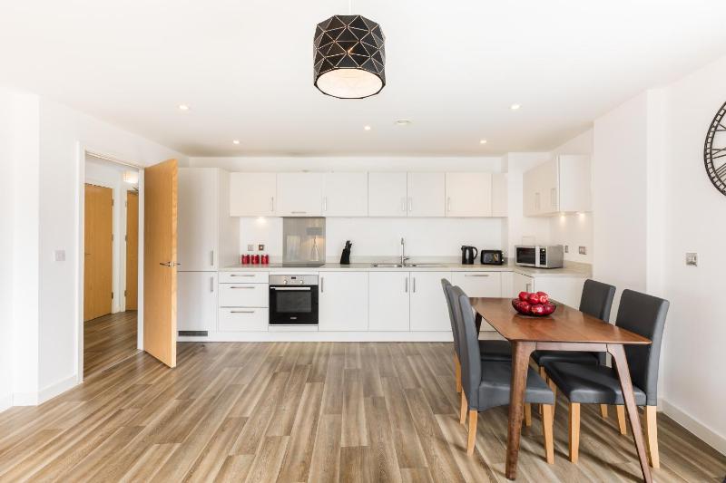 The Lincoln Tribe by Prime Stays - 3 Bedroom Residence with Gated Parking & Garden - image 5