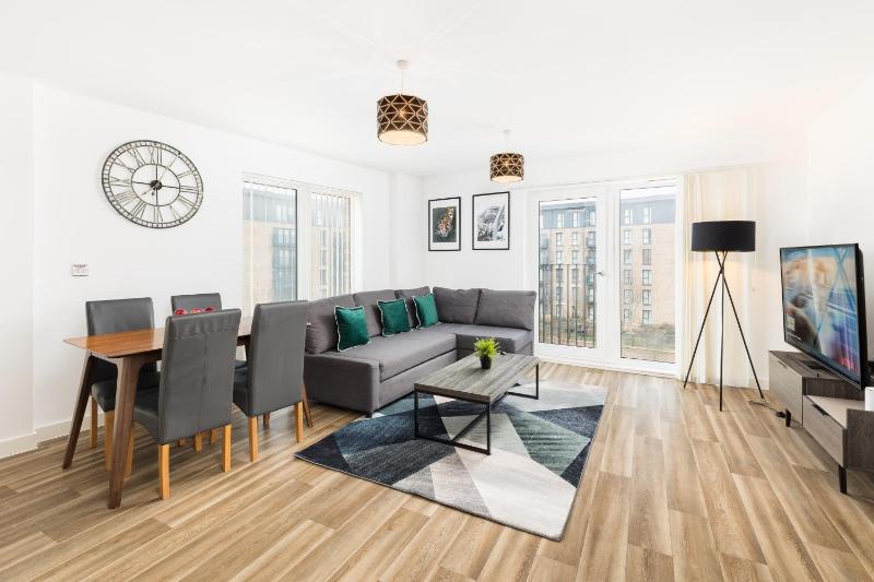 The Lincoln Tribe by Prime Stays - 3 Bedroom Residence with Gated Parking & Garden - image 10