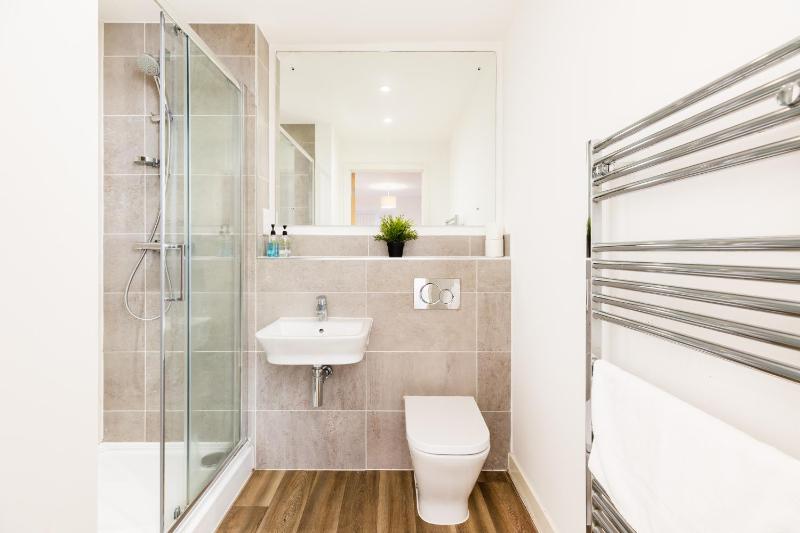 The Lincoln Tribe by Prime Stays - 3 Bedroom Residence with Gated Parking & Garden - image 16