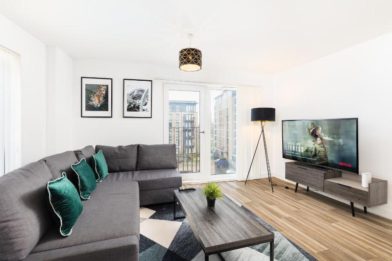 The Lincoln Tribe by Prime Stays - 3 Bedroom Residence with Gated Parking & Garden - image 17